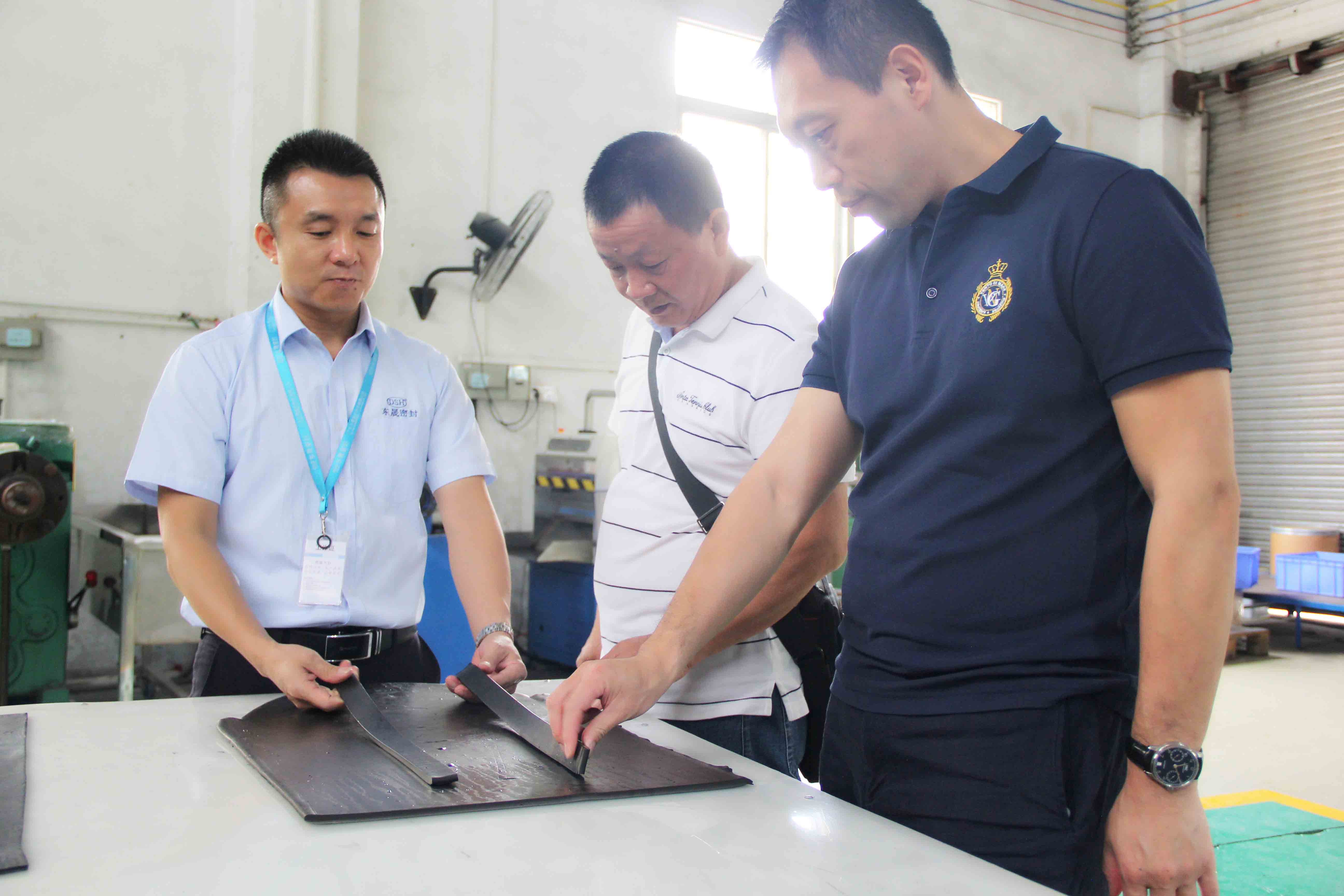 參觀東晟密封制作車間