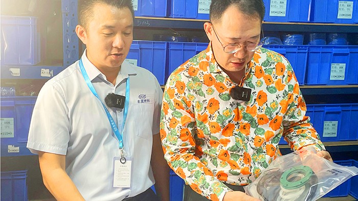 2質(zhì)檢部與倉(cāng)庫(kù)牛商央視財(cái)經(jīng)評(píng)論員單仁與東晟密封件胡燕林  (3)